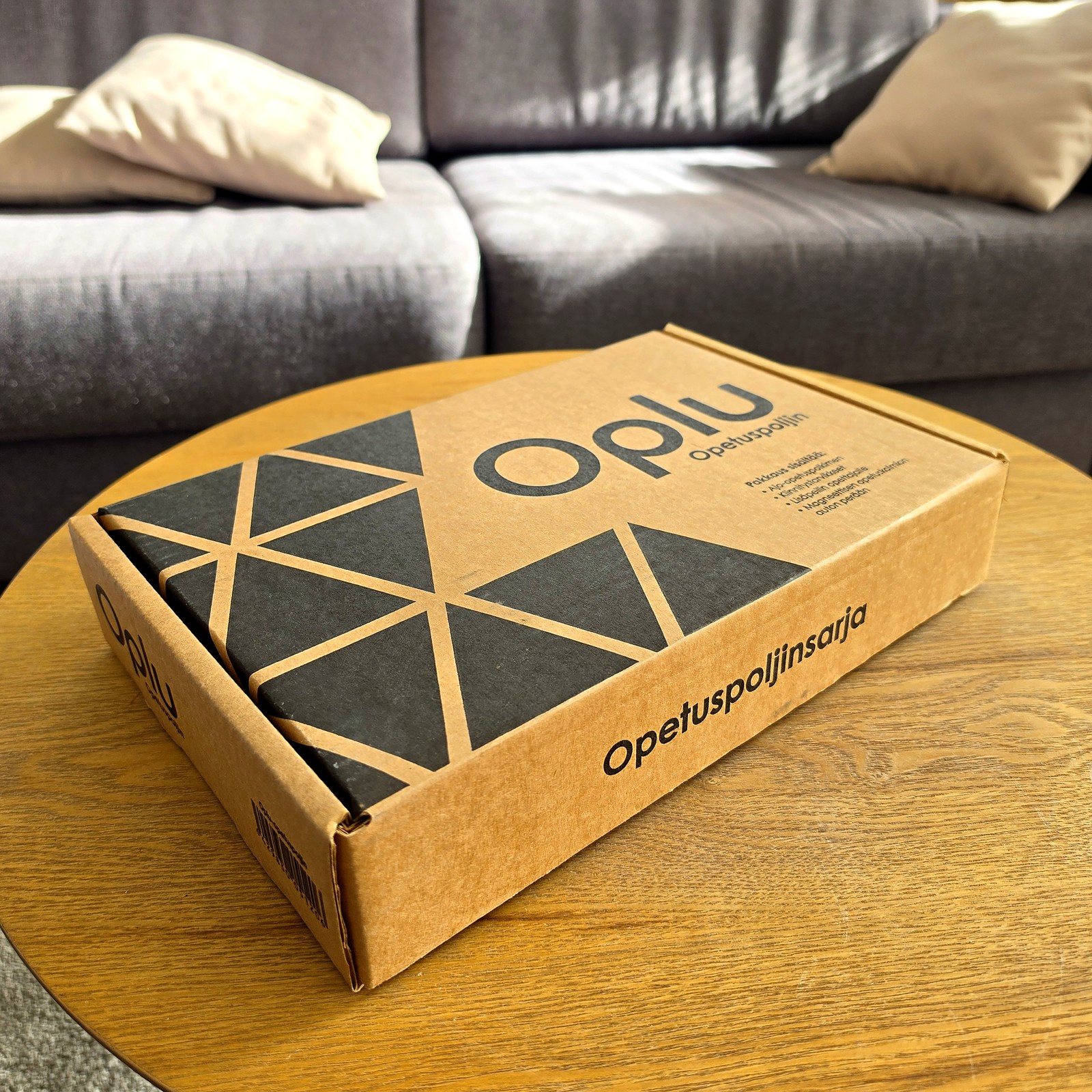 Oplu opetuspoljin -pakkaus pöydällä