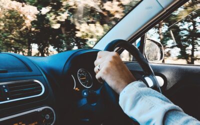 Perhesuhteet koetuksella: Vanhempien ja lasten yhteiset hetket ajoharjoittelussa.