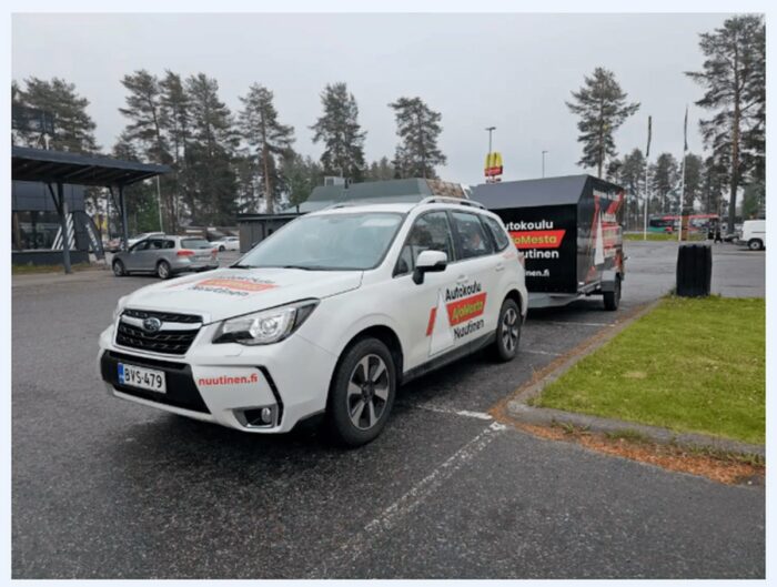B96 ajokortti – yhdistelmäajoneuvo harjoittelussa, Autokoulu AjoMesta Nuutinen