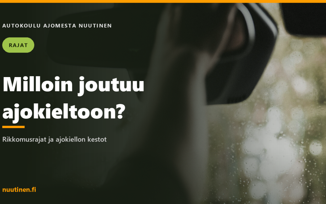 Kuljettaja säätää auton taustapeiliä sateisella kelillä