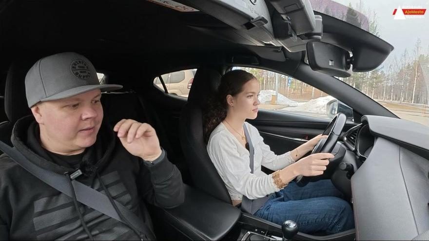 Oppilas ratissa ensimmäisellä ajotunnilla
