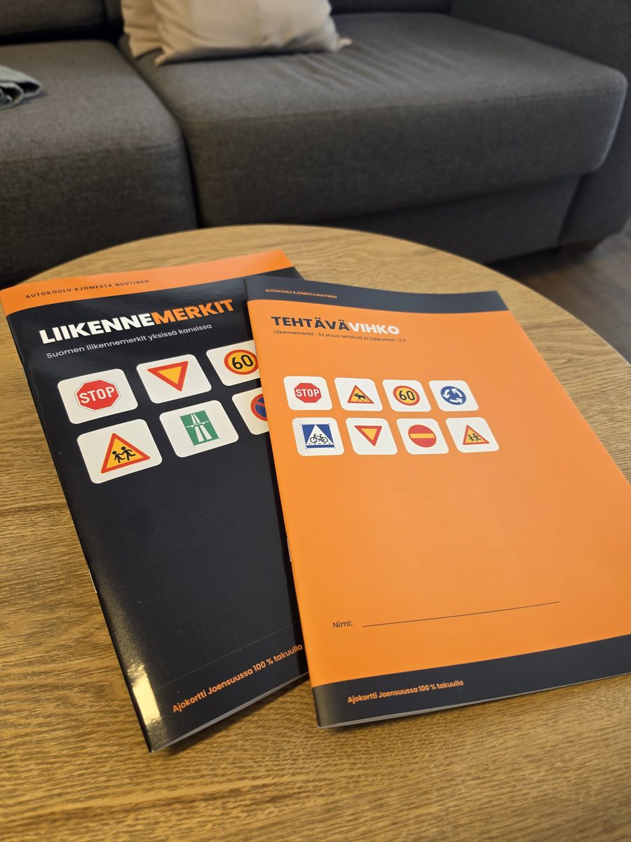 Liikennemerkkiopas ja tehtavavihko poydalla